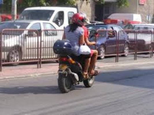 Permisul de conducere pentru mopede obligatoriu, adoptat în Senat